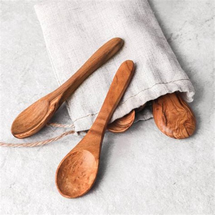 Can you use a wooden spoon to stir pasta?