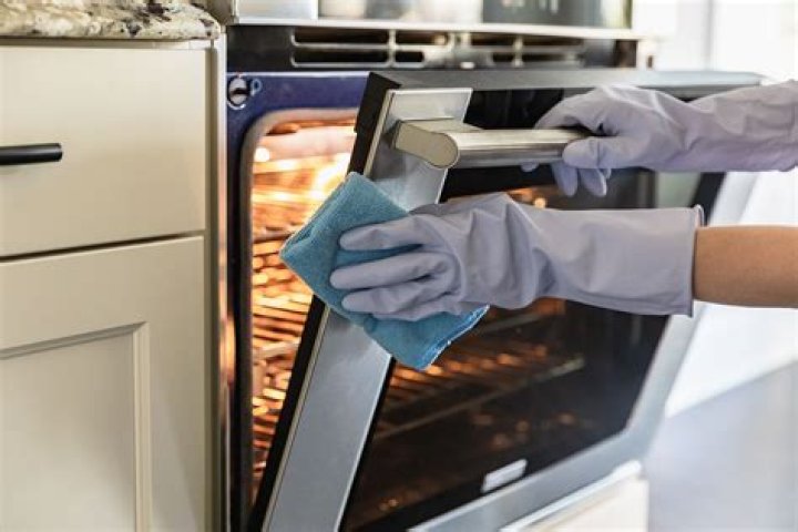Can you use vinegar to clean oven glass?