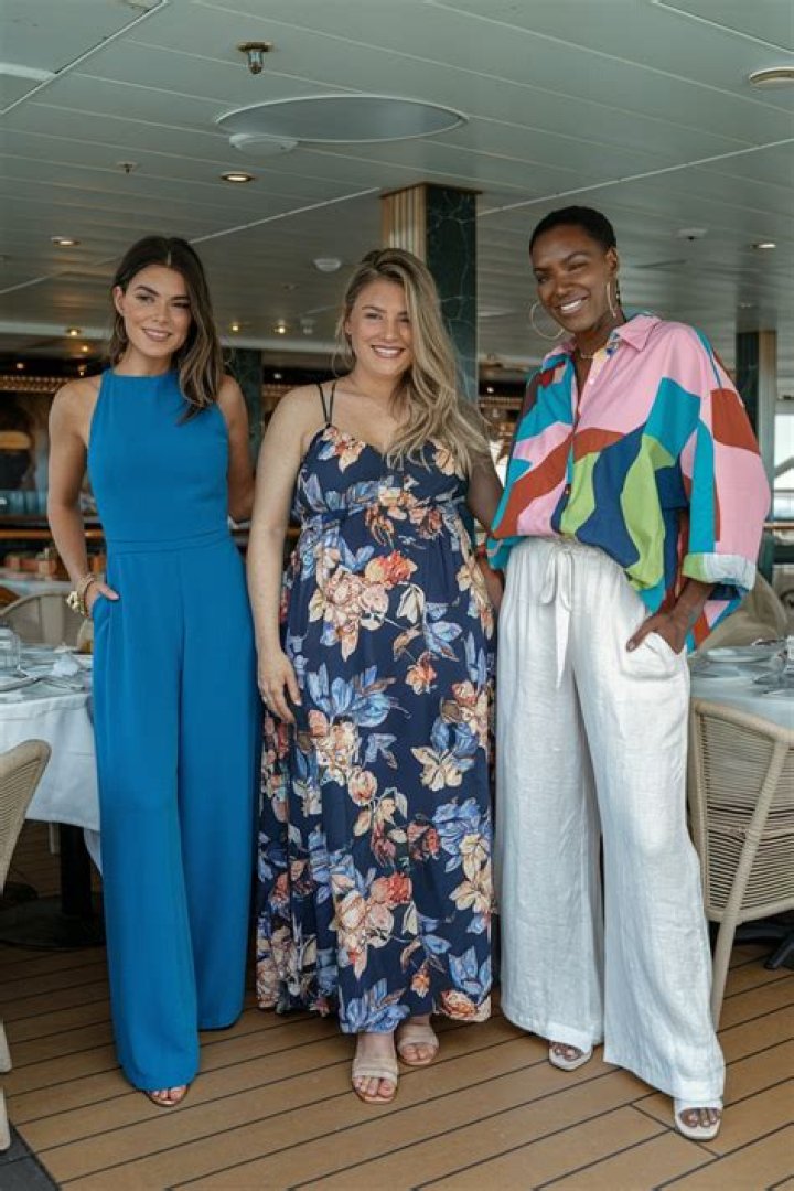 Can you wear flip-flops to dinner on a cruise?
