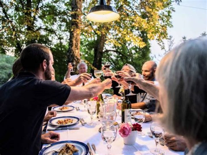 Do Italians eat dessert after dinner?
