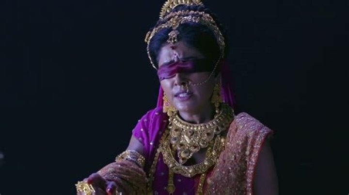 Does Gandhari open her eyes?