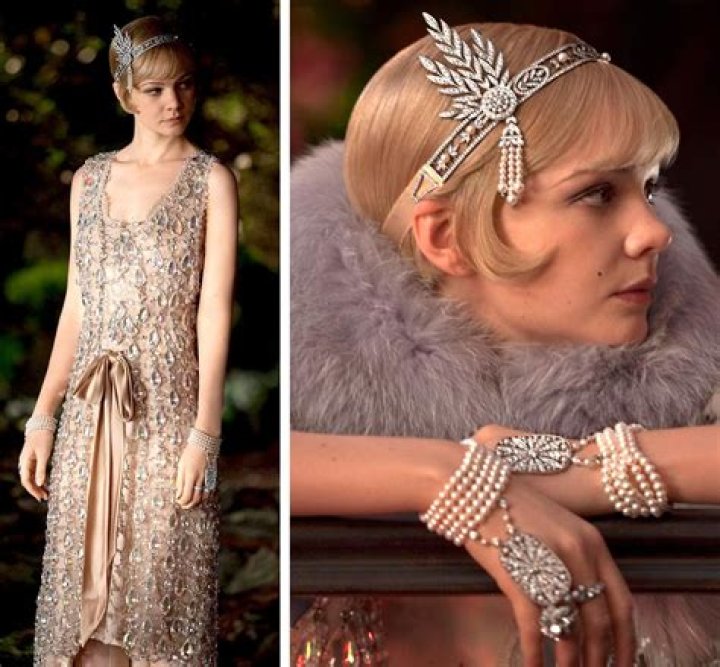 Does Gatsby give Daisy a necklace?