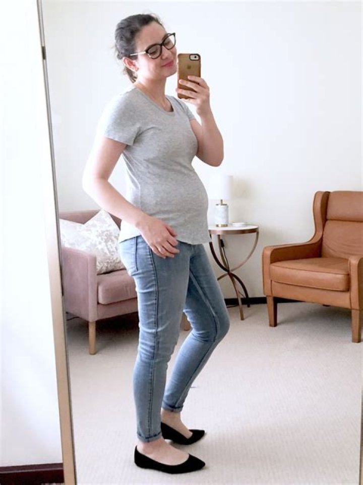 What clothes hide pregnancy?
