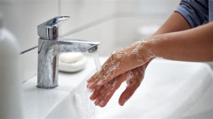 What percentage of men do not wash their hands?