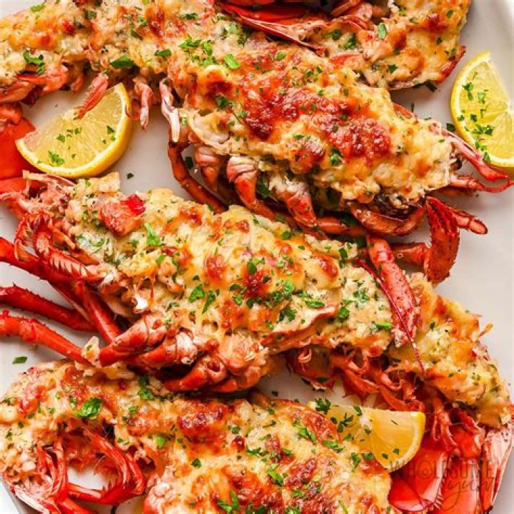 Which has more cholesterol crab or lobster?